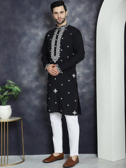 Men'S Embroidered Kurta With Pyjama.