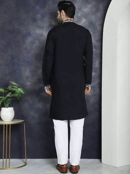 Men'S Embroidered Kurta With Pyjama.