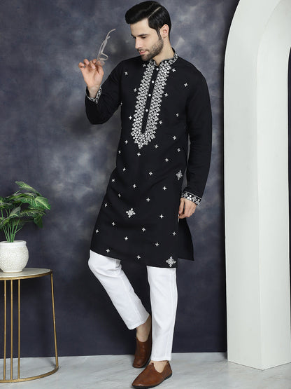 Men'S Embroidered Kurta With Pyjama.