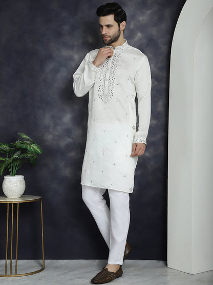 Men'S Embroidered Kurta With Pyjama.