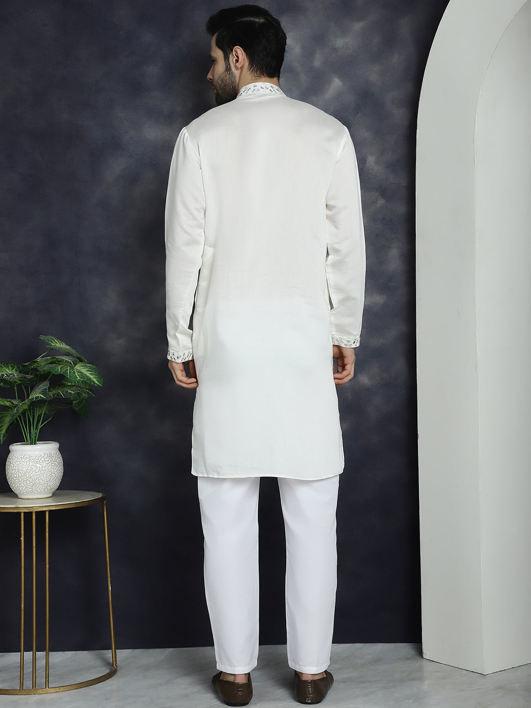 Men'S Embroidered Kurta With Pyjama.
