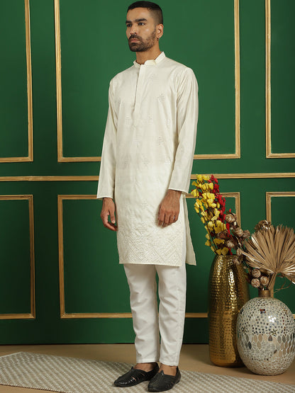Men'S Embroidered Kurta With Pyjama.