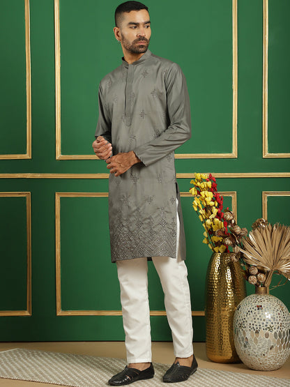 Men'S Embroidered Kurta With Pyjama.