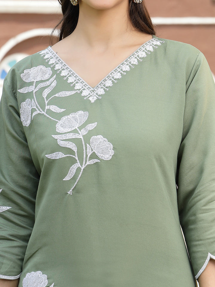 Green Solid &amp; Embroidered Silk Blend Straight Kurta Pant Dupatta Set