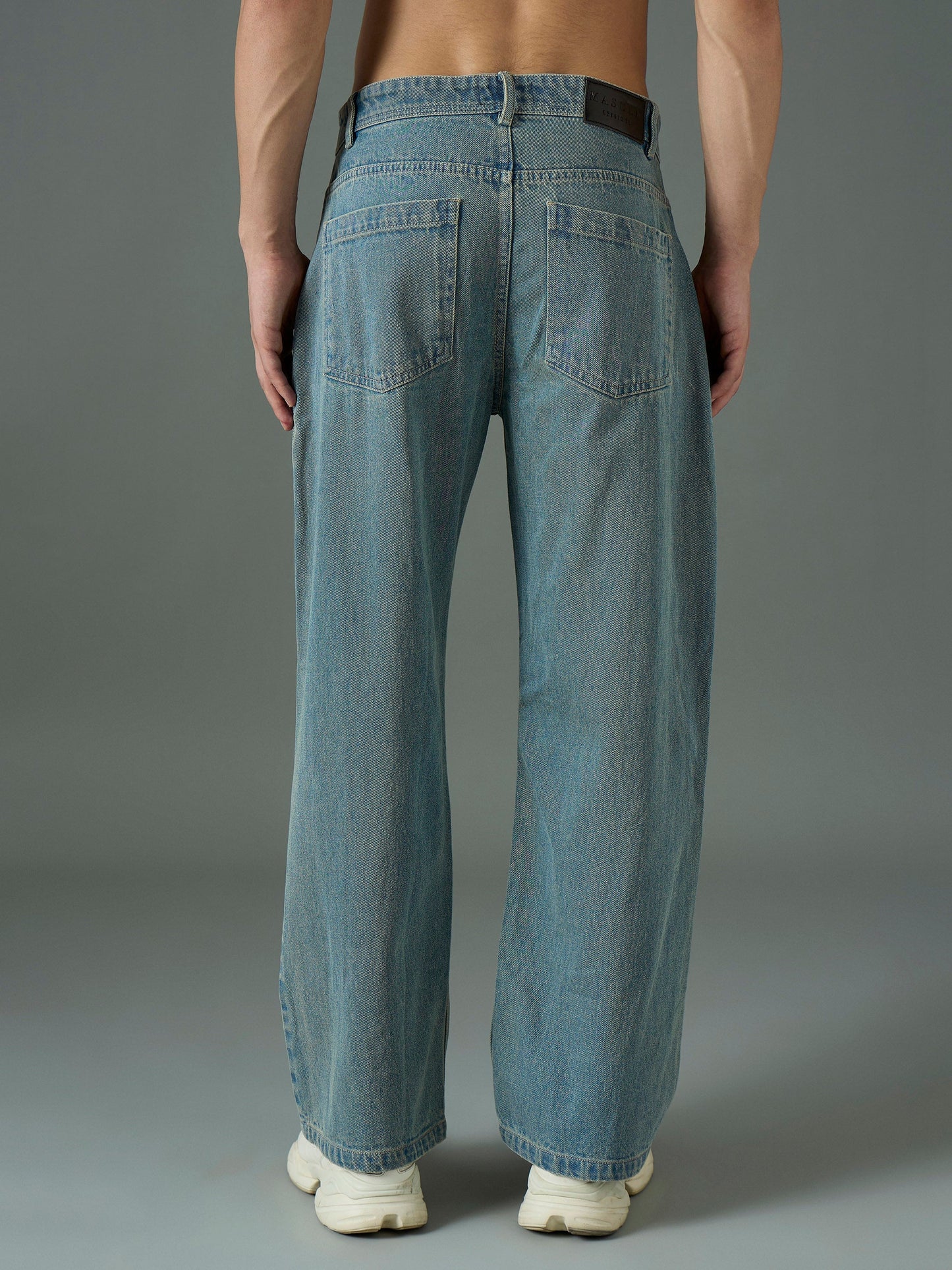 Men Light Blue Wash Front Pocket Relax Fit Jeans