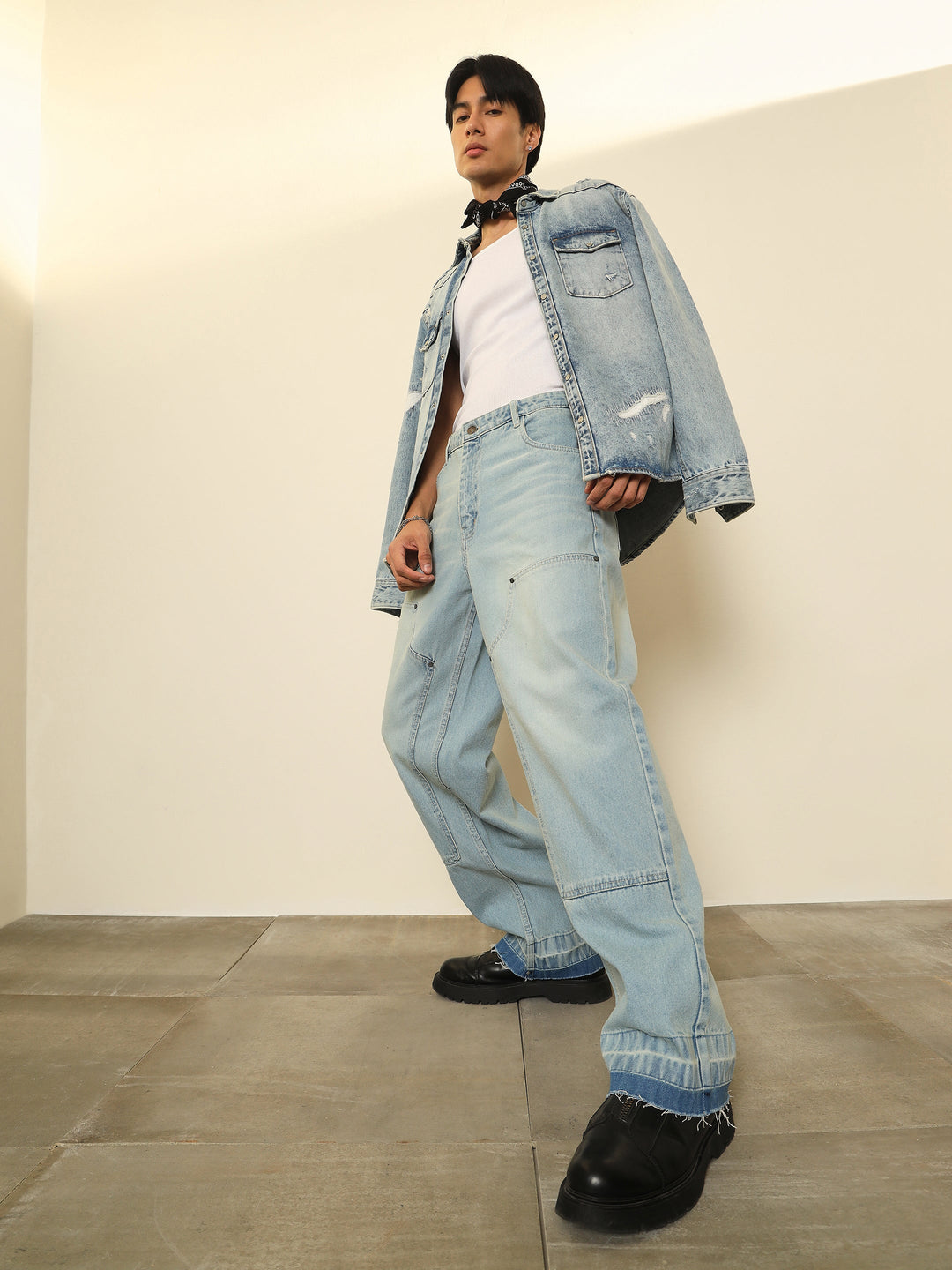 Men Light Blue Frayed-Hem Relax Fit Carpenter Jeans