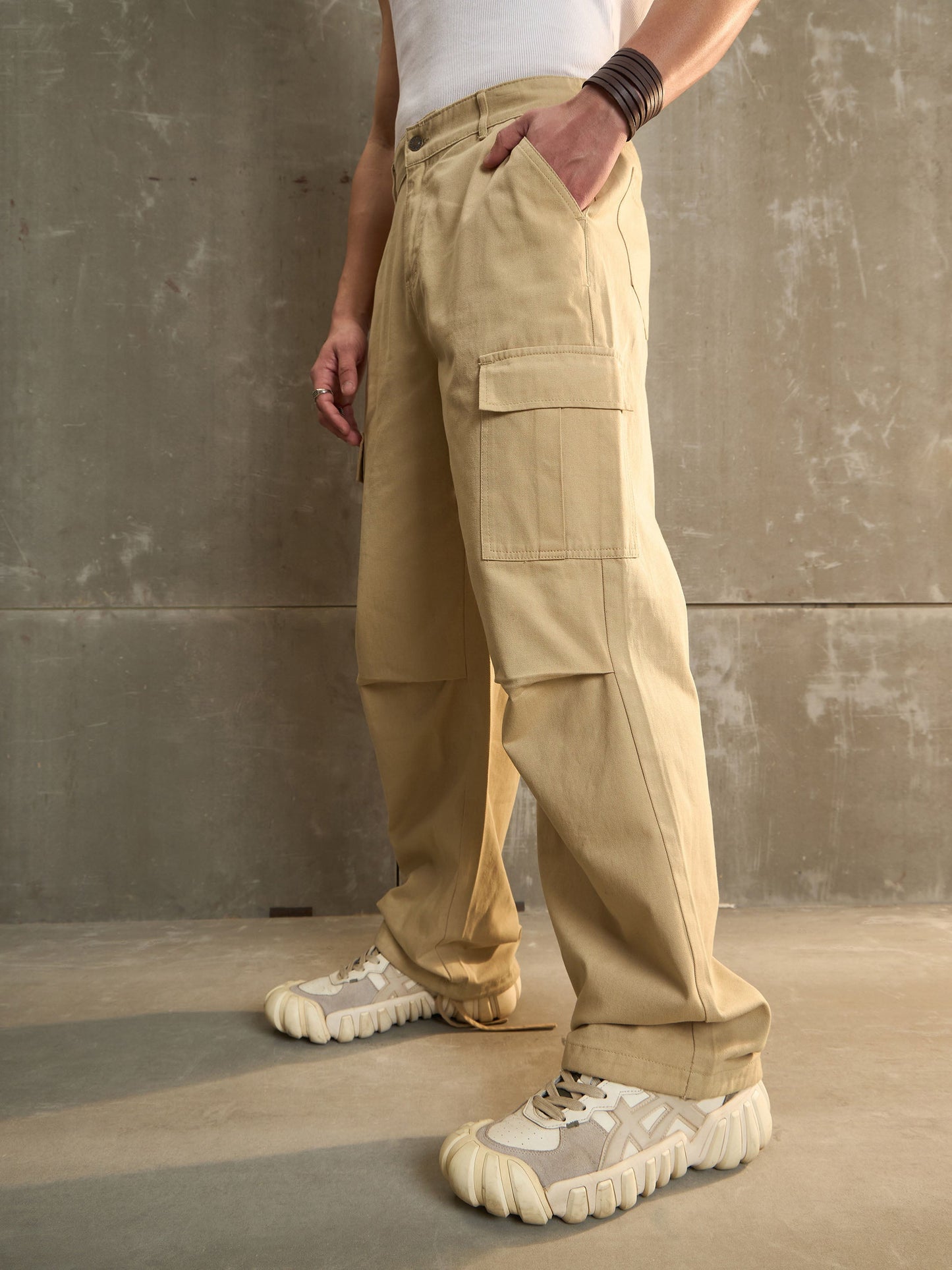 Men Beige Twill Facing Detail Wide Leg Cargo Pants