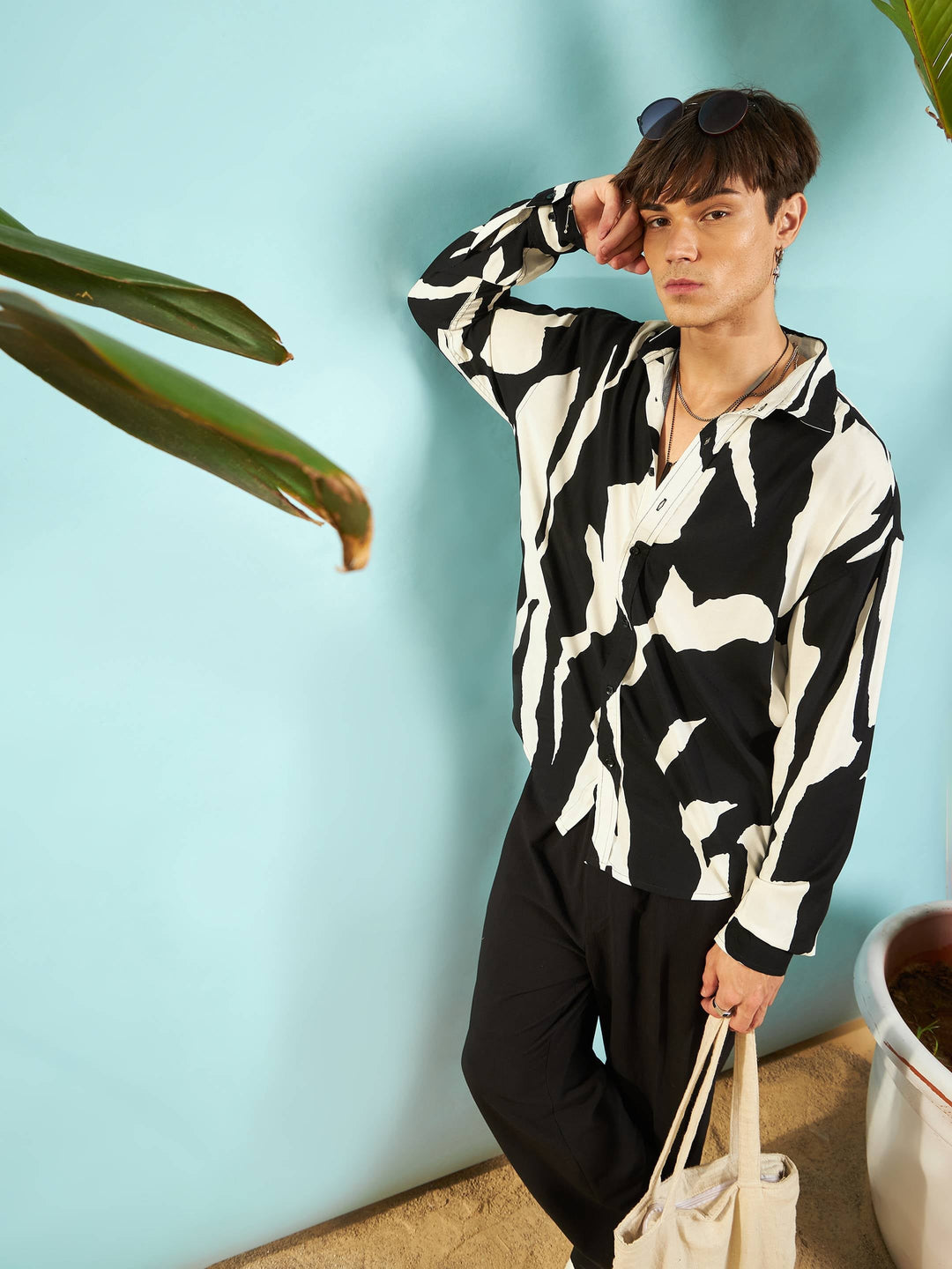 Men White &amp; Black Abstract Print Relax Fit Shirt