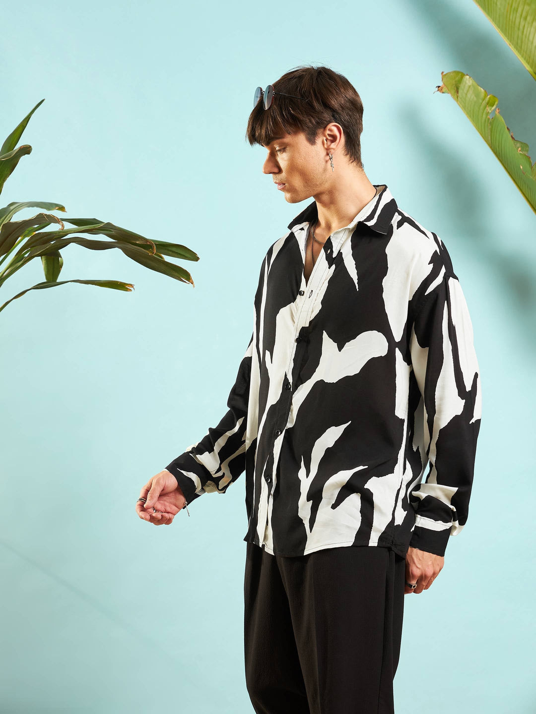 Men White &amp; Black Abstract Print Relax Fit Shirt