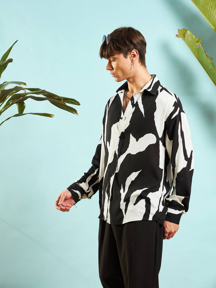 Men White &amp; Black Abstract Print Relax Fit Shirt