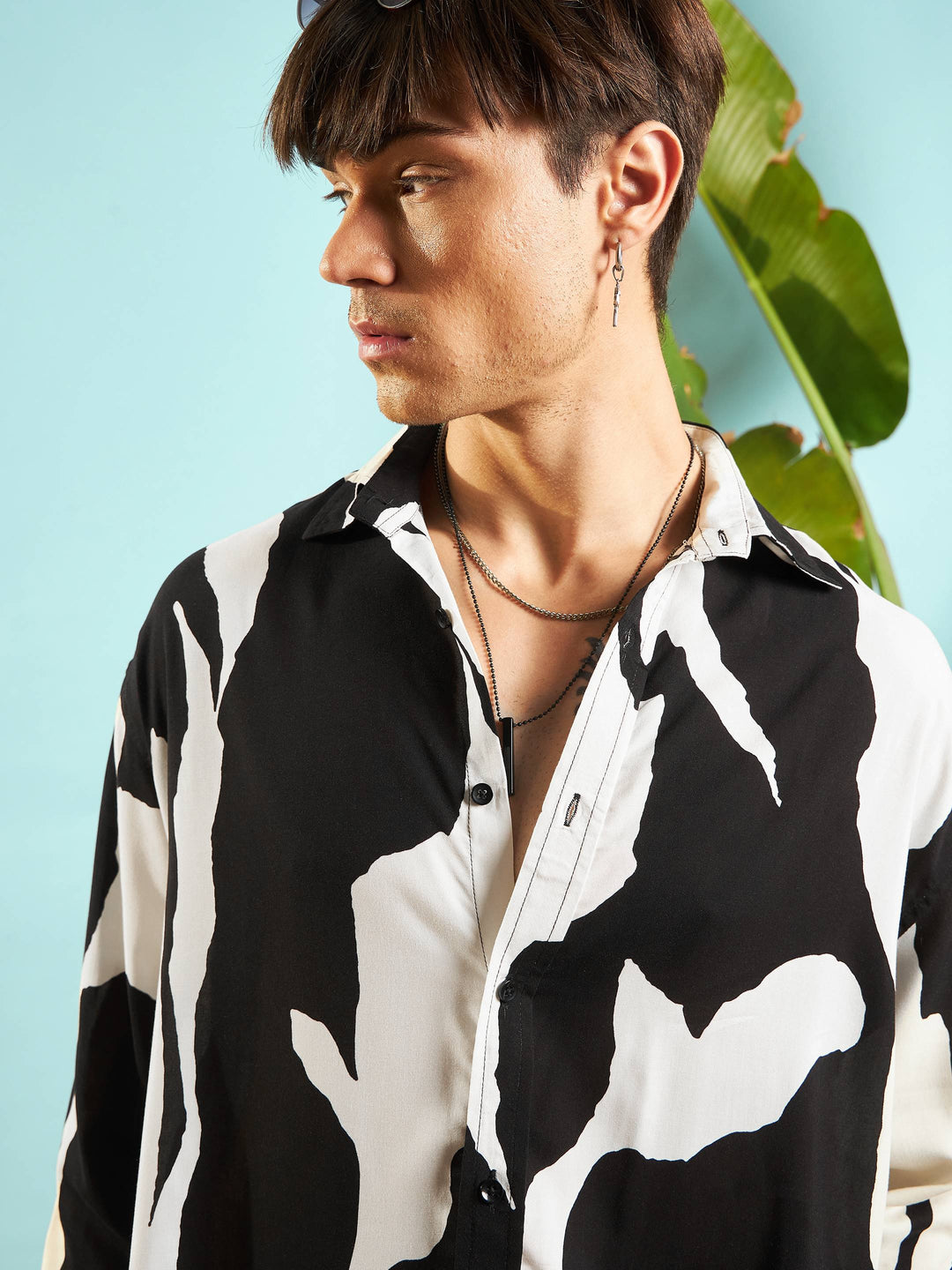 Men White &amp; Black Abstract Print Relax Fit Shirt
