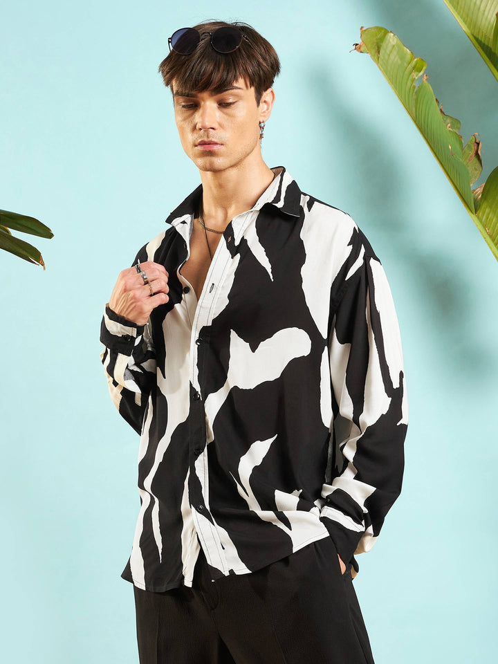 Men White &amp; Black Abstract Print Relax Fit Shirt