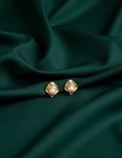 Women Gold Plated Crushed Pearl Earing