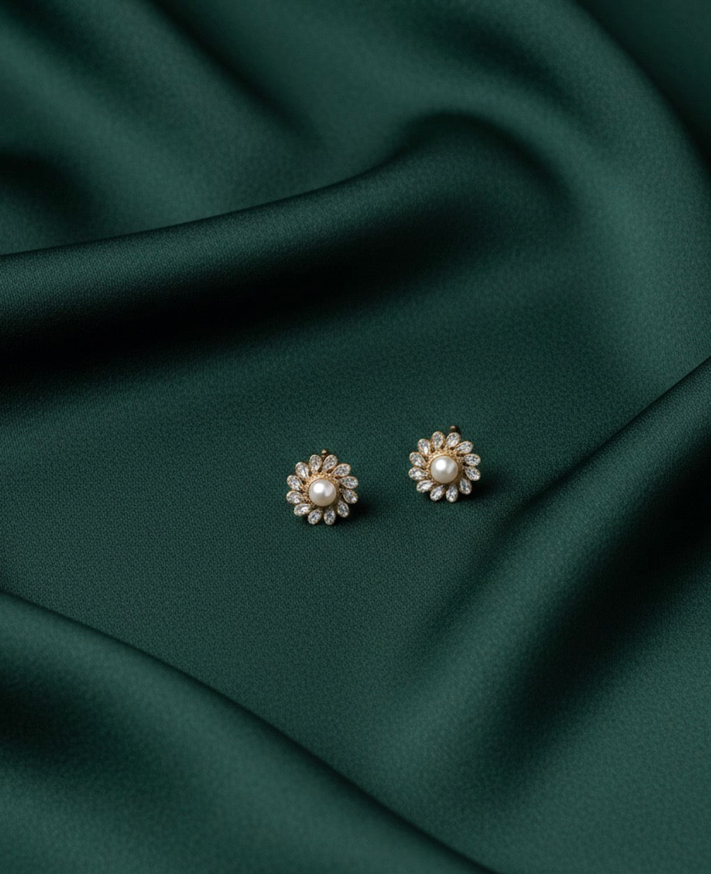 Women Gold & Pearl Studded Earing