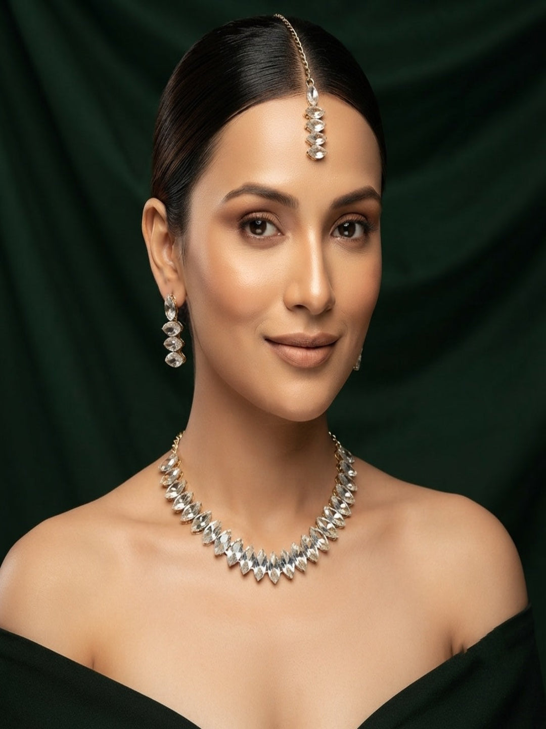 Silver Plated Kundan Necklace With Earings & Mang Tika Set
