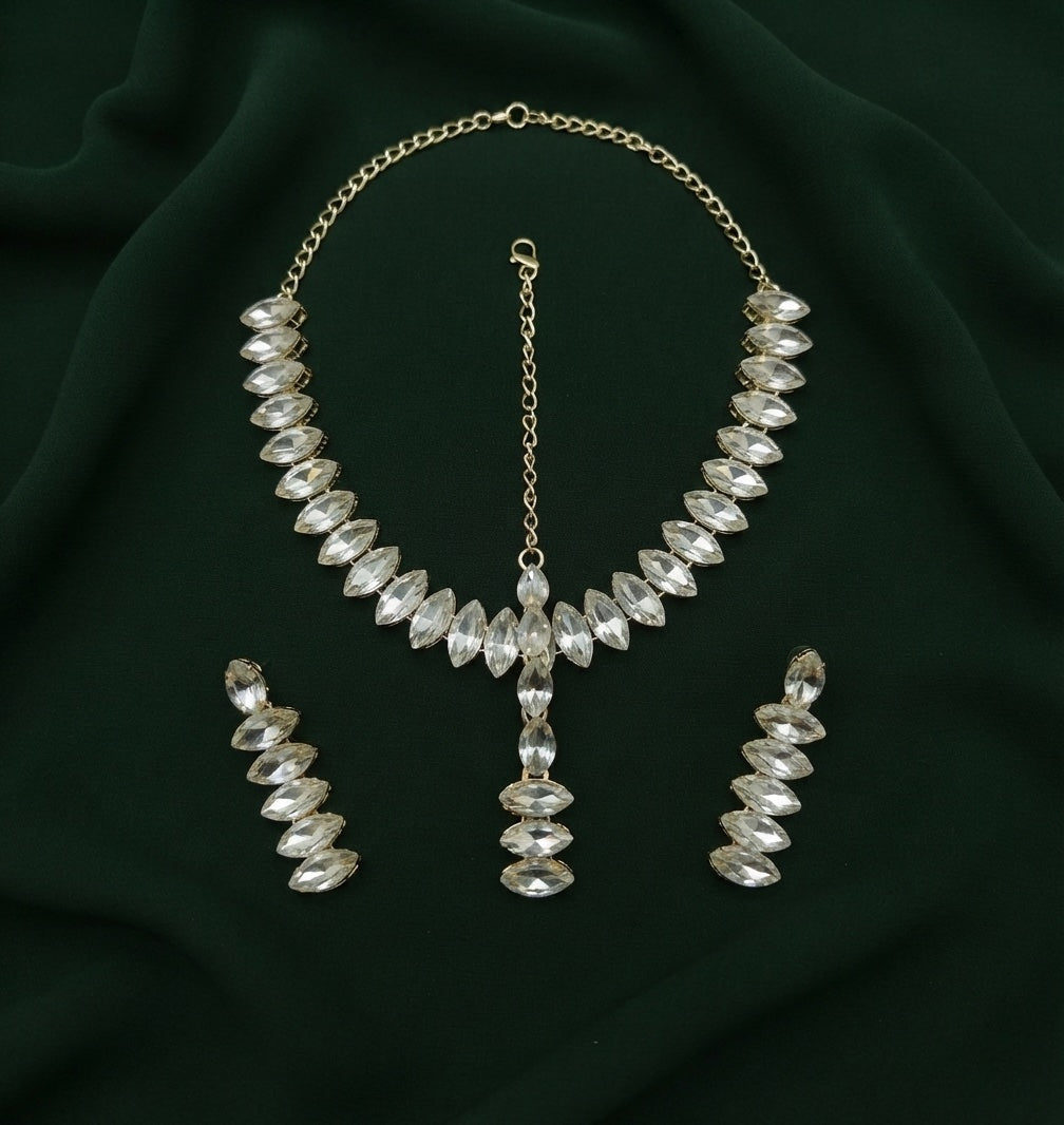 Silver Plated Kundan Necklace With Earings & Mang Tika Set
