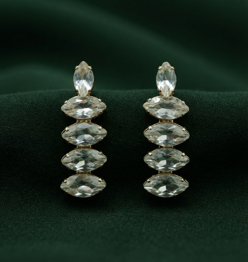 Silver Plated Kundan Necklace With Earings & Mang Tika Set