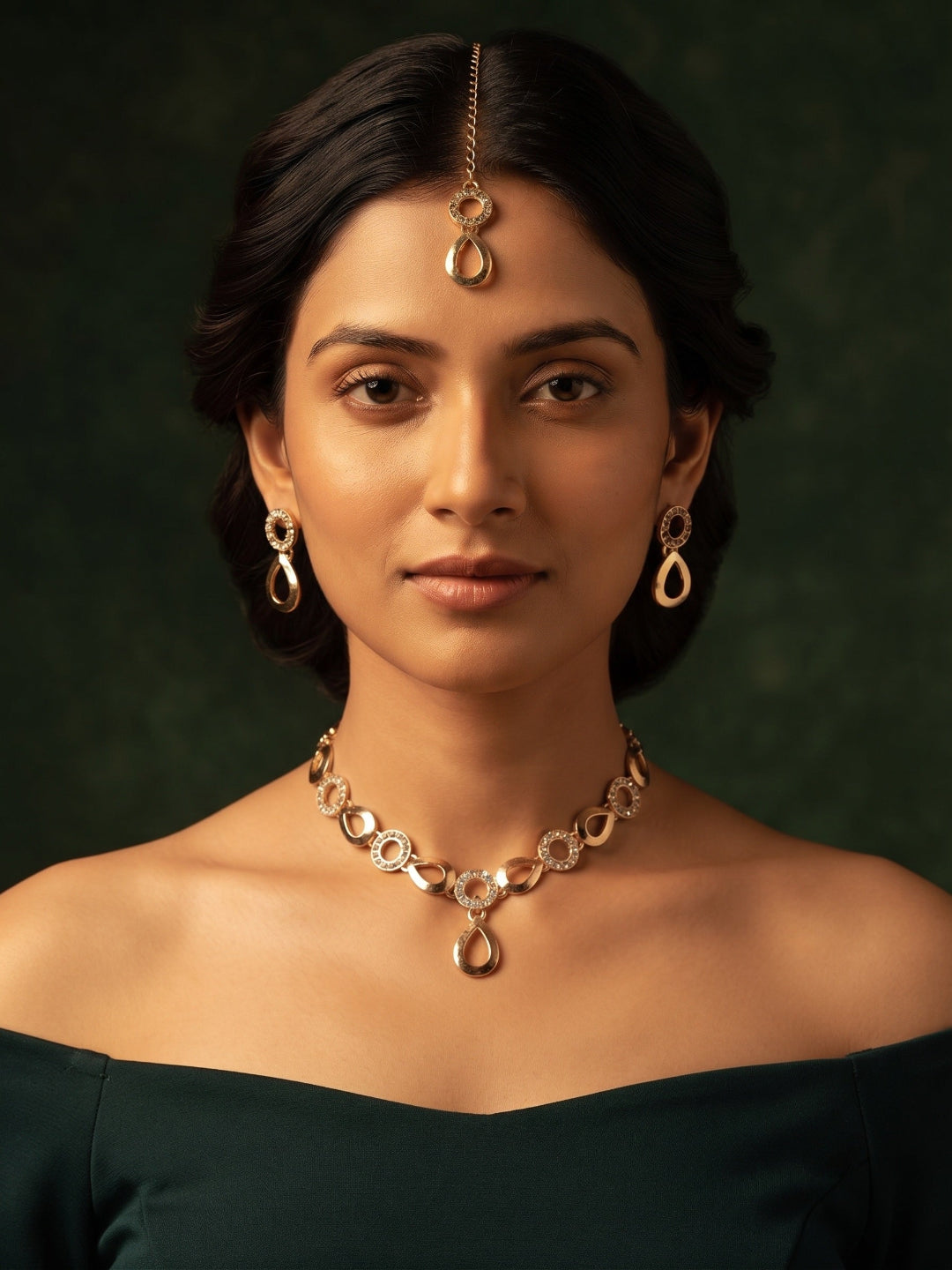 Women Gold Plated Traditional Jewellery Set With Mang Tika