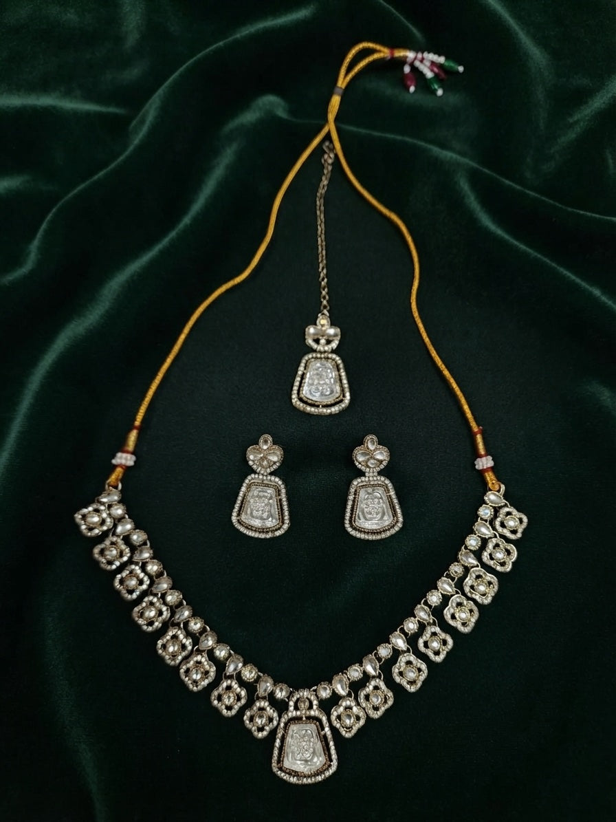 Gold Plated Kundan Beaded Jewellery Set With Mang Tika