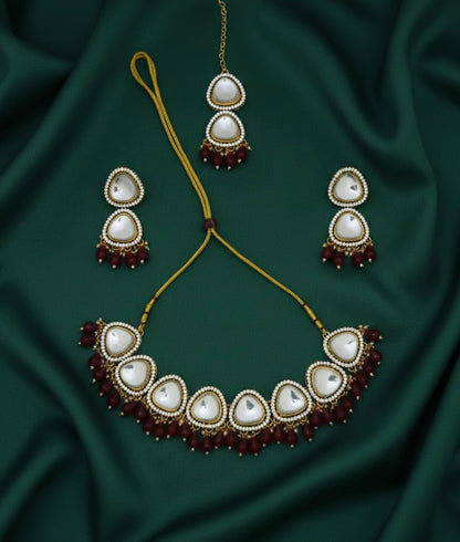Women Kundan Necklace With Earrings & Mang Tika