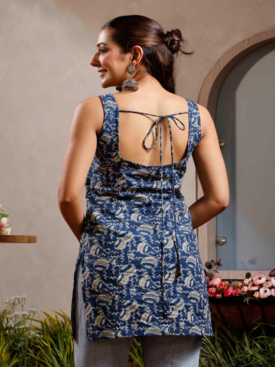 Women Floral Printed Sleeveless Straight Kurti