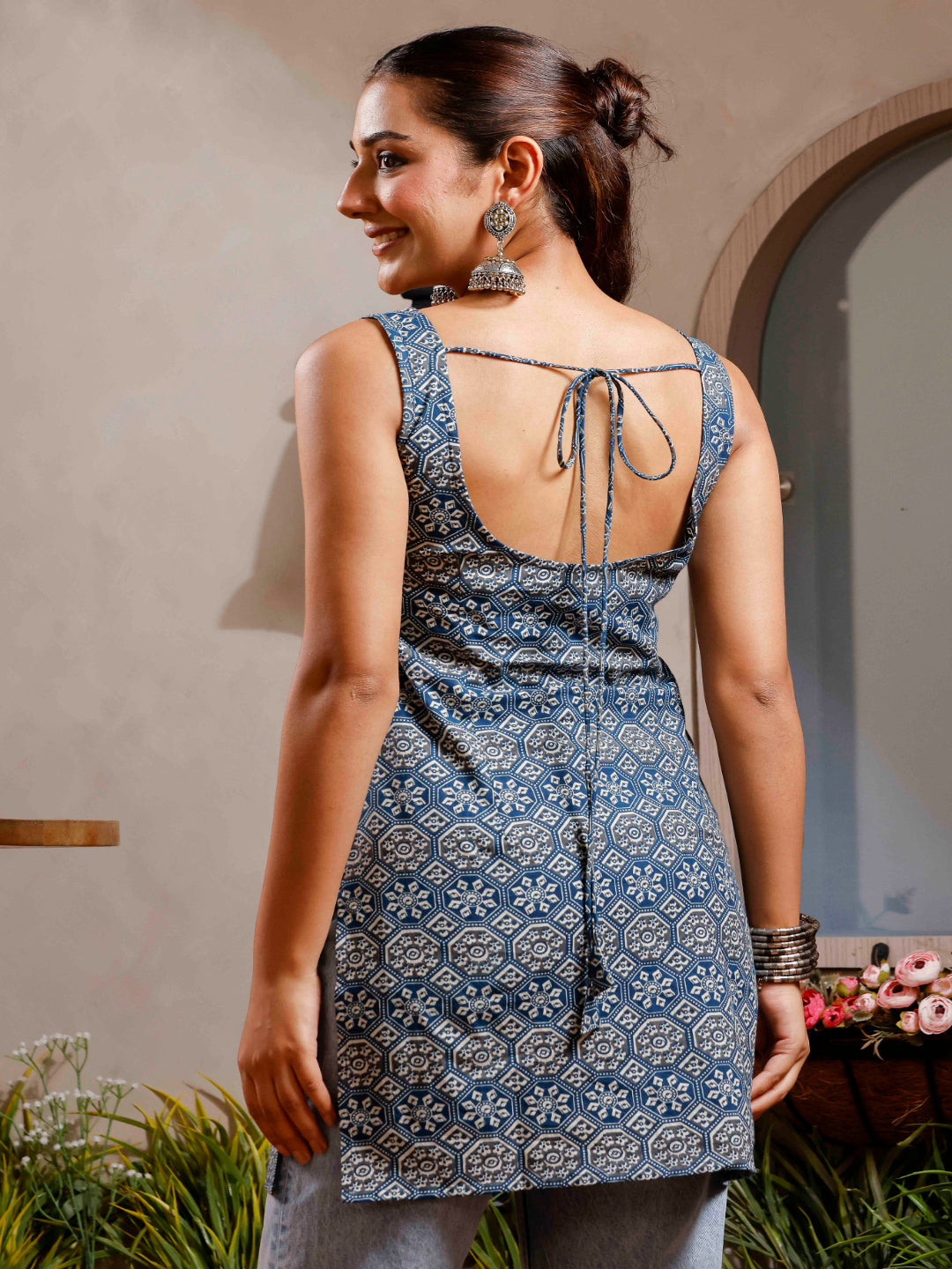 Women Floral Printed Sleeveless Straight Kurti