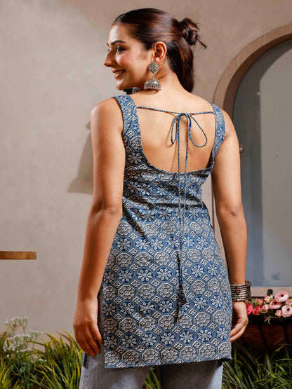 Women Floral Printed Sleeveless Straight Kurti