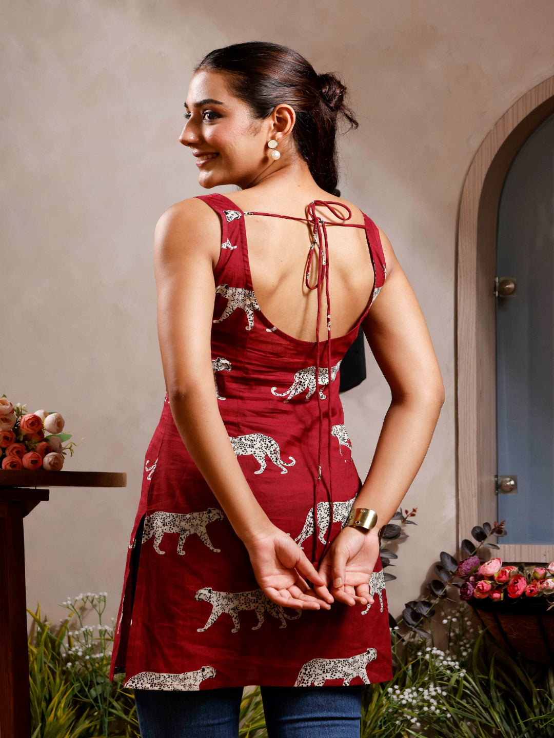 Women Floral Printed Sleeveless Straight Kurti