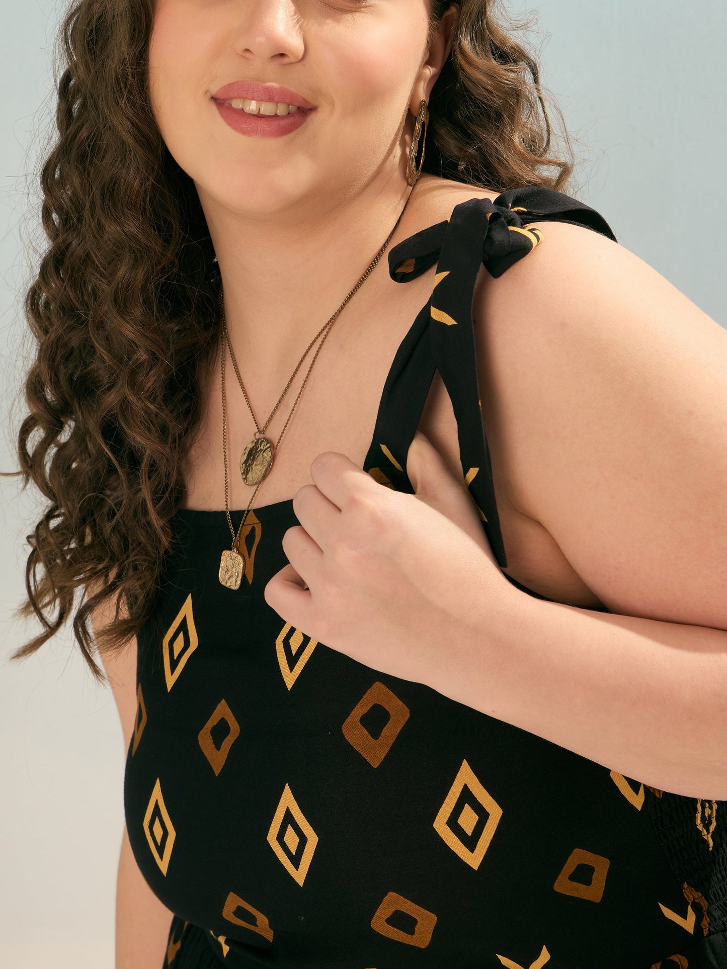 Black Geometric Tie Up Tiered Dress-SASSAFRAS Curve