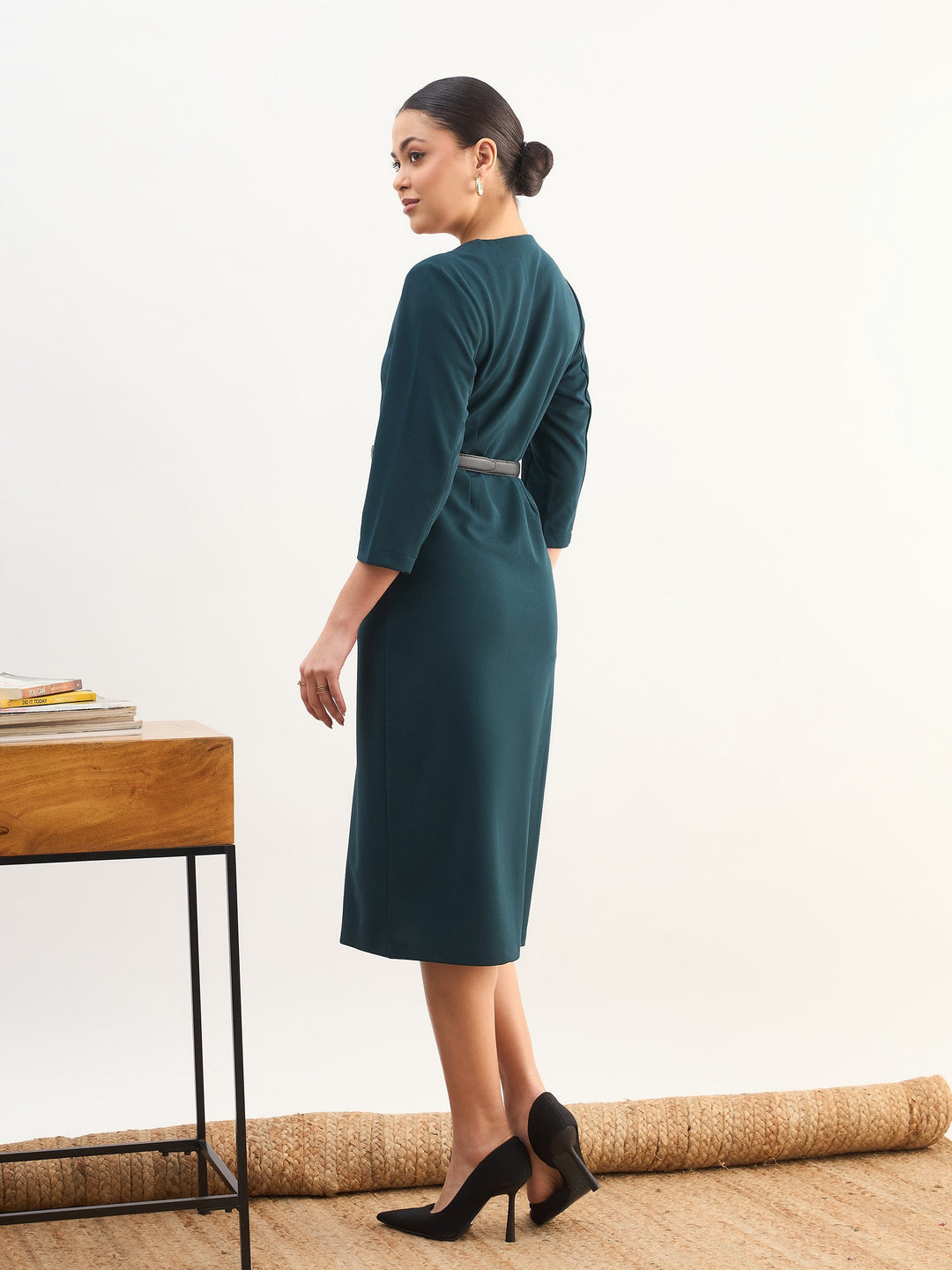 Women Emerald Green Sweetheart Neck Midi Dress With PU Belt