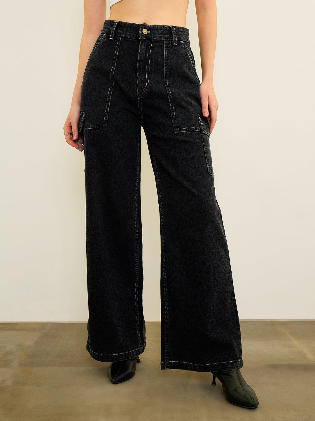 Women Black Wash Mid Rise Straight Cargo Jeans