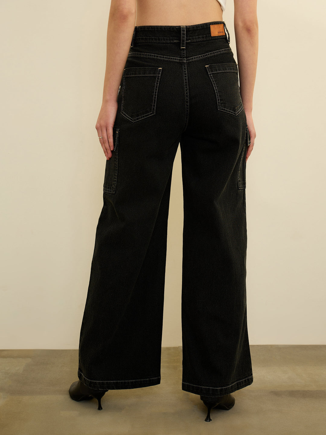 Women Black Wash Mid Rise Straight Cargo Jeans