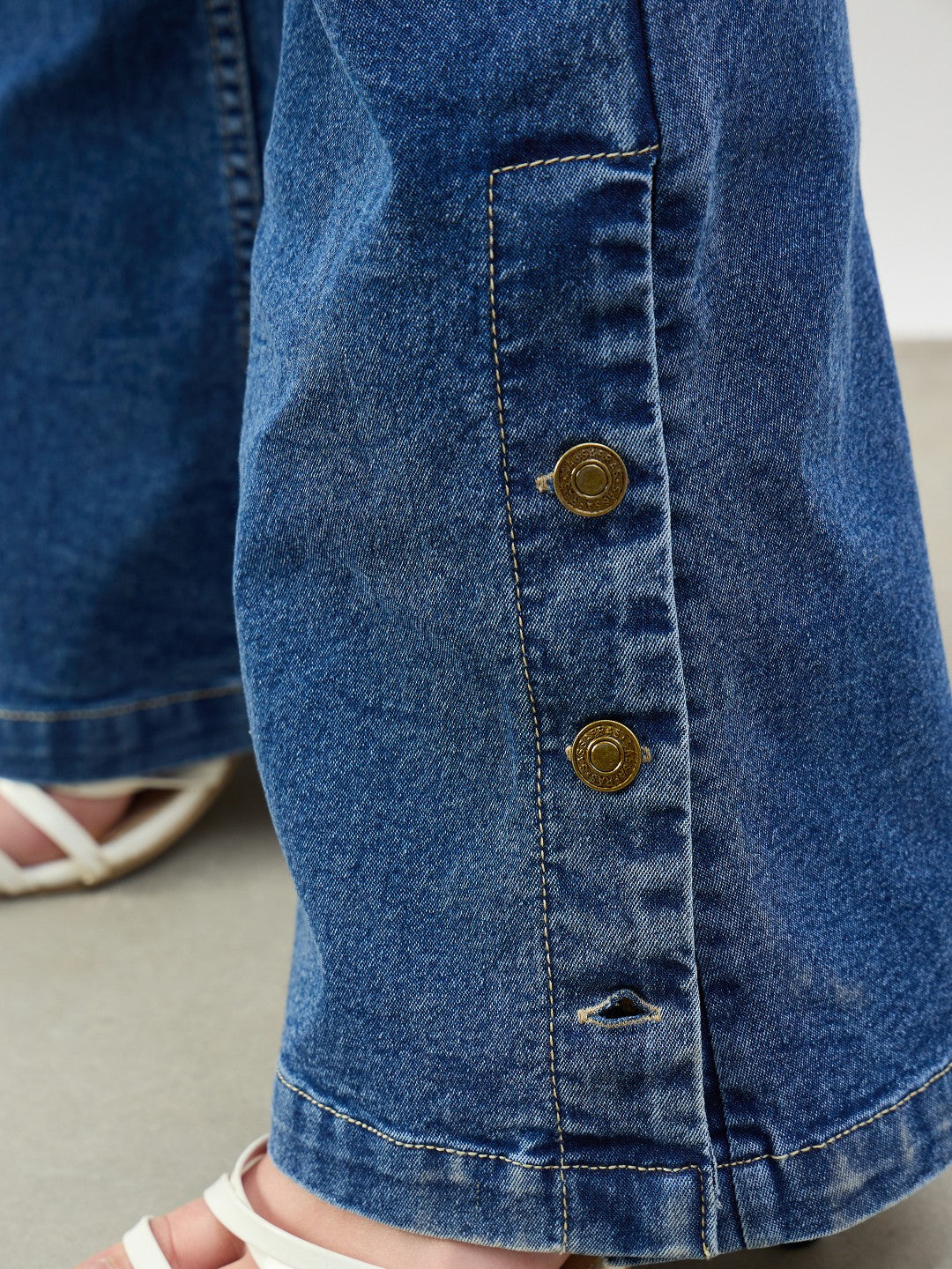 Women Blue Washed Button-at-Hem Boot Cut Jeans