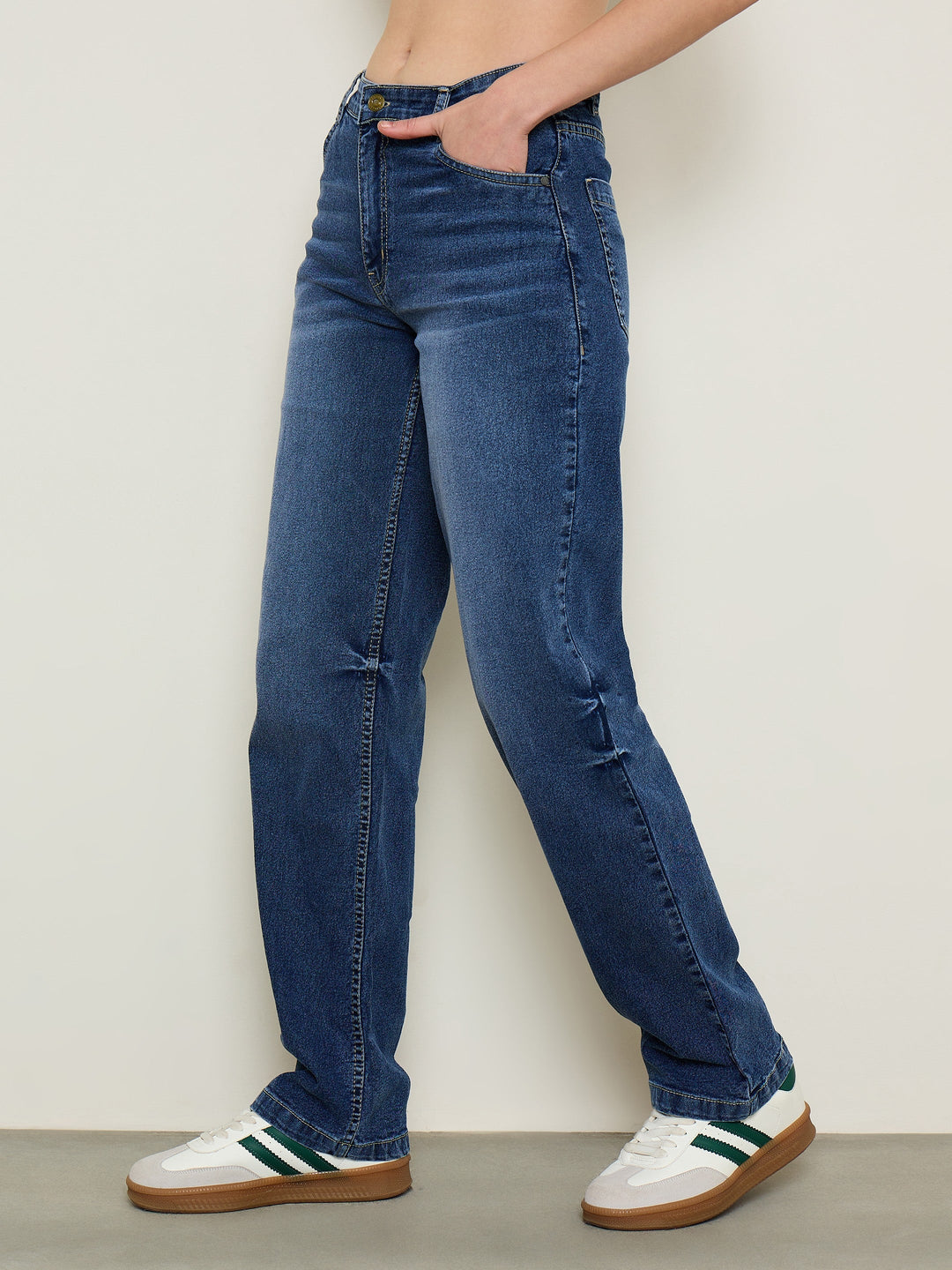 Women Blue Wash Low Waist Straight Fit Jeans