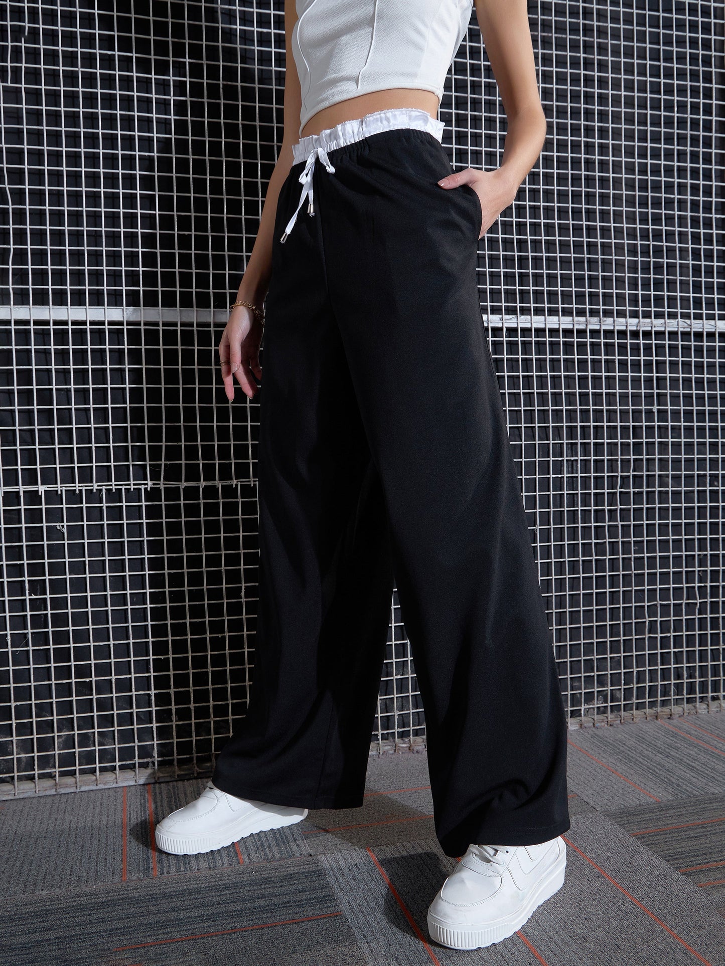 Women Black Contrast Paperback Waist Pants