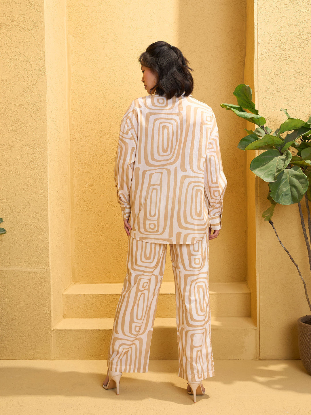 Women Beige &amp; White Geometric Shirt With Pants