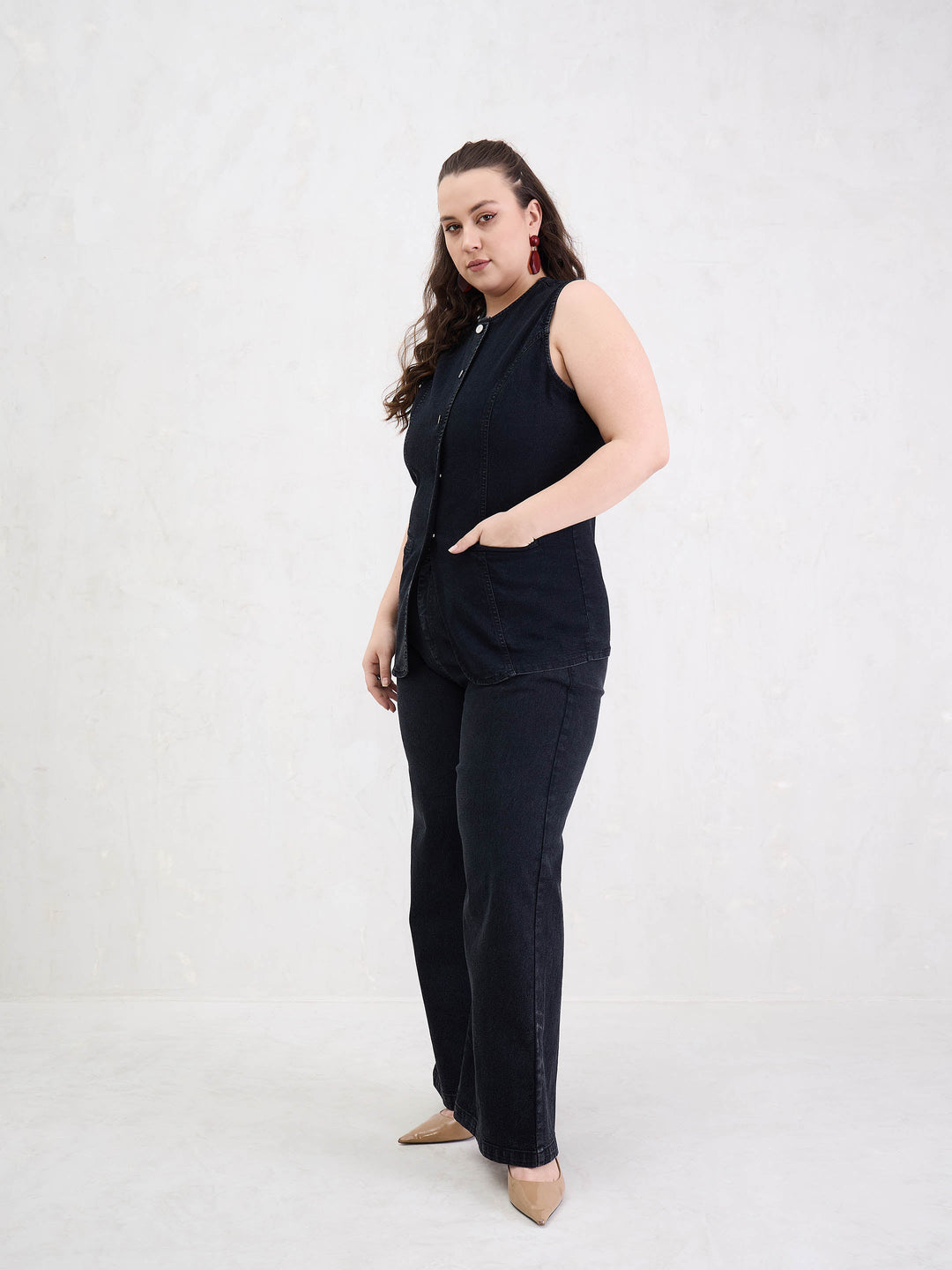 Black Denim Sleeveless Top With Jeans-SASSAFRAS Curve