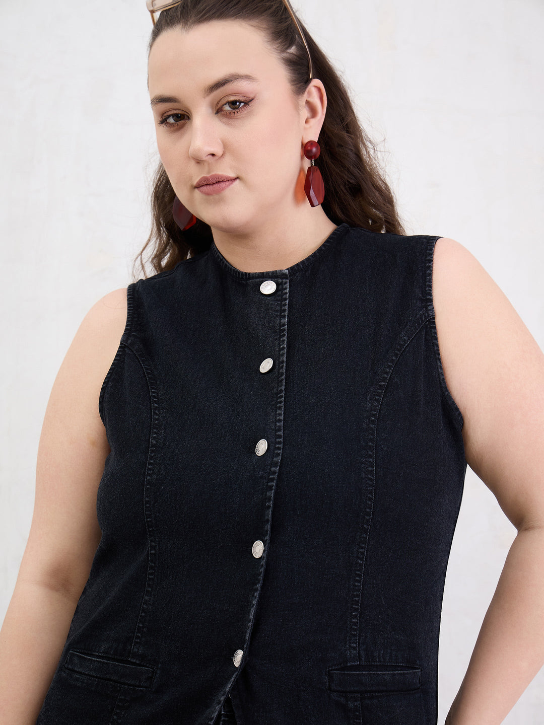 Black Denim Sleeveless Top With Jeans-SASSAFRAS Curve