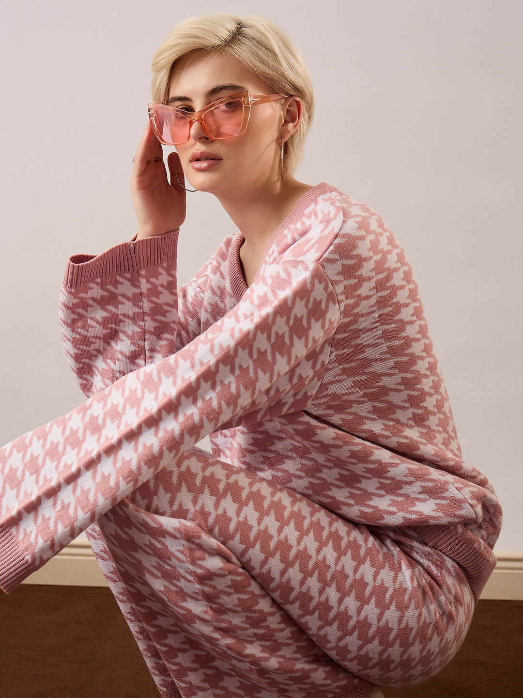 Women Pink &amp; White Houndstooth V-Neck Sweater With Joggers