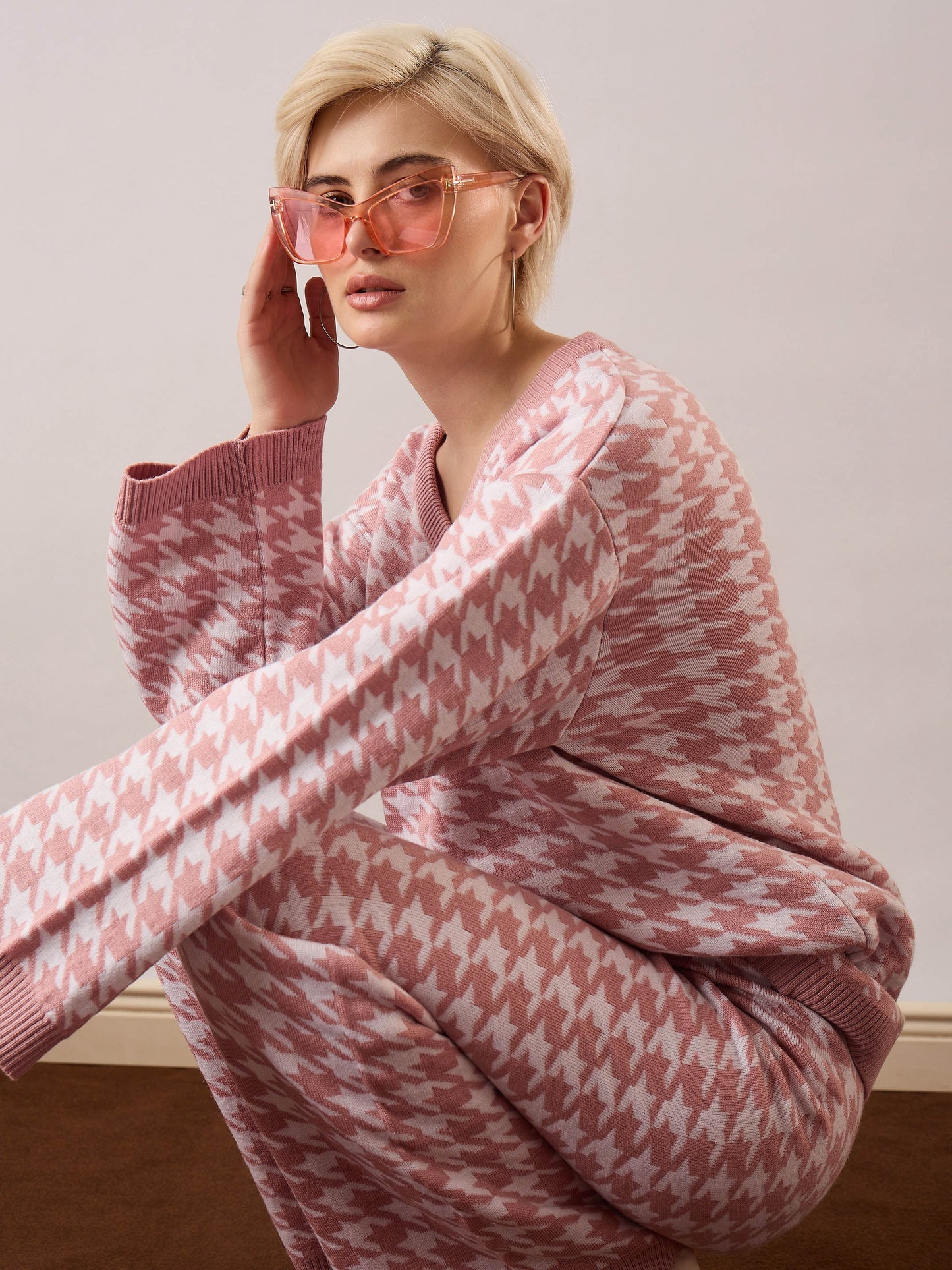 Women Pink & White Houndstooth V-Neck Sweater With Joggers