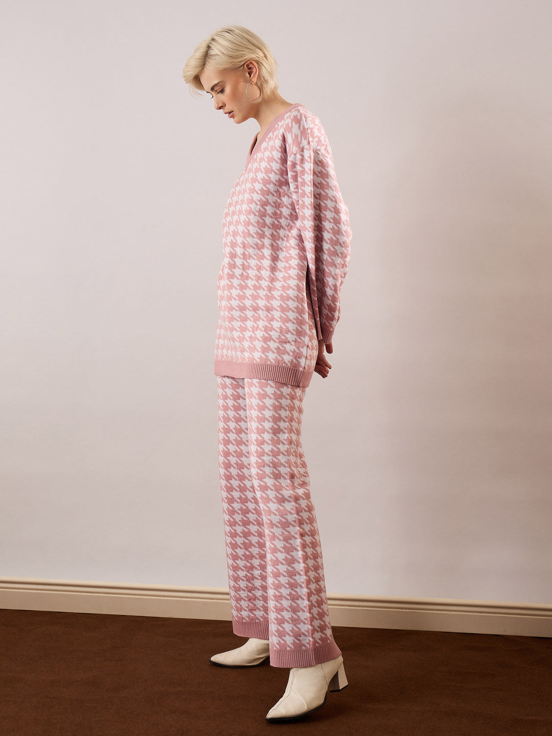 Women Pink &amp; White Houndstooth V-Neck Sweater With Joggers