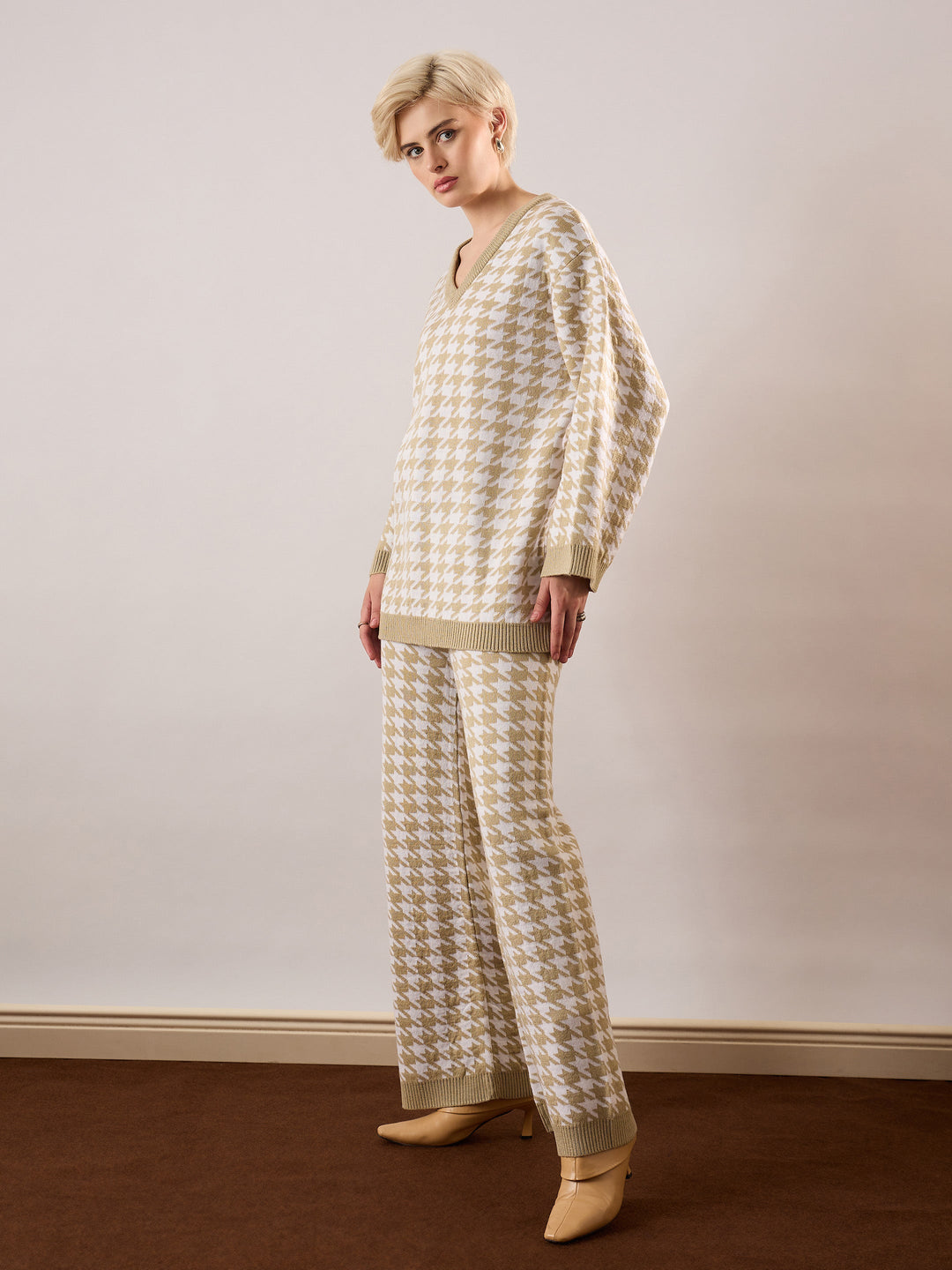 Women Beige &amp; White Houndstooth V-Neck Sweater With Joggers
