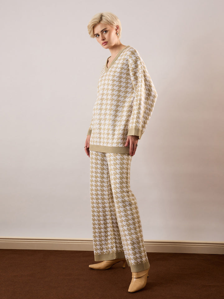 Women Beige &amp; White Houndstooth V-Neck Sweater With Joggers
