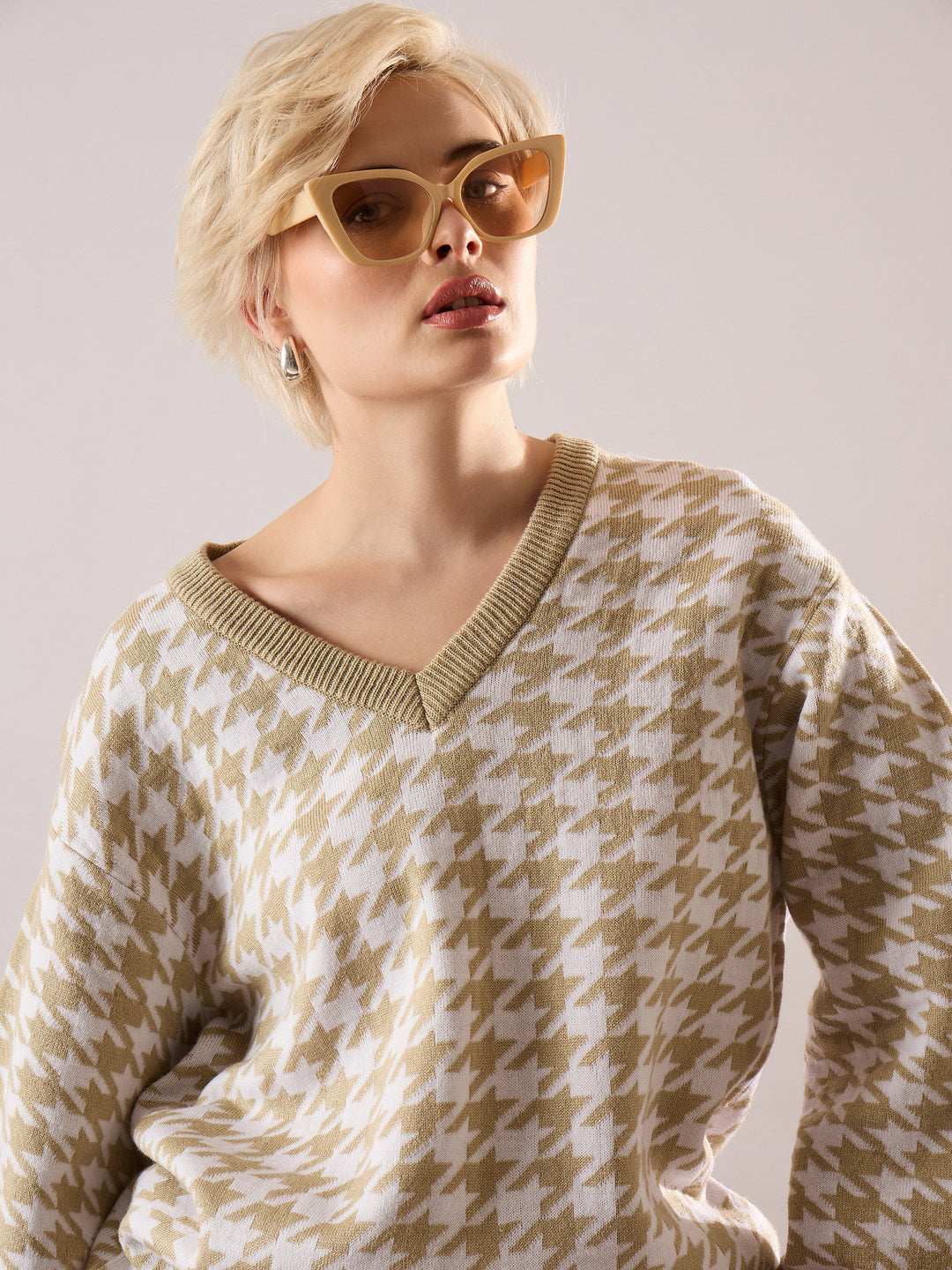 Women Beige &amp; White Houndstooth V-Neck Sweater With Joggers