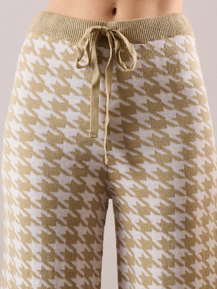 Women Beige &amp; White Houndstooth V-Neck Sweater With Joggers
