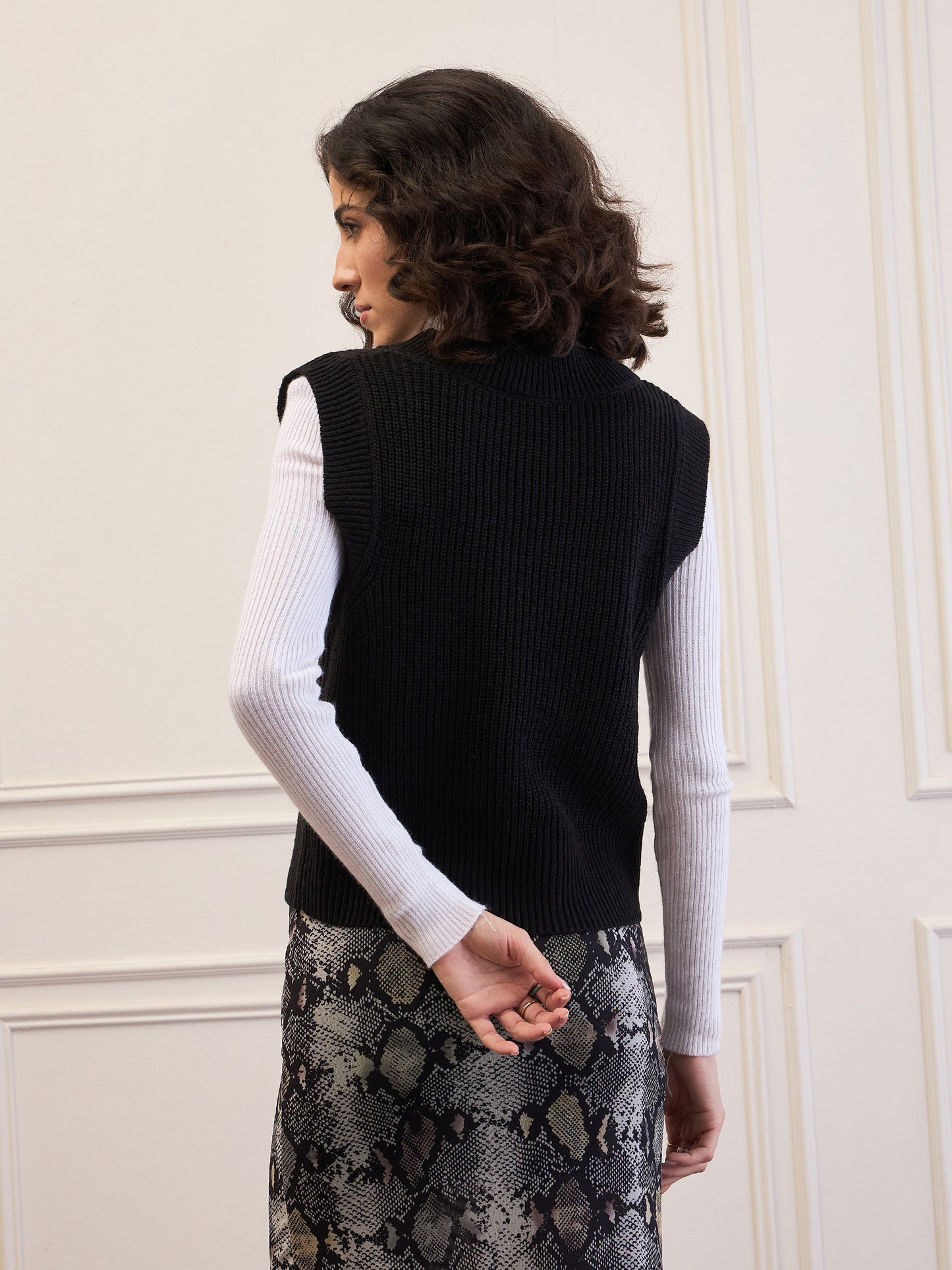 Women Black Solid V-Neck Sweater Vest