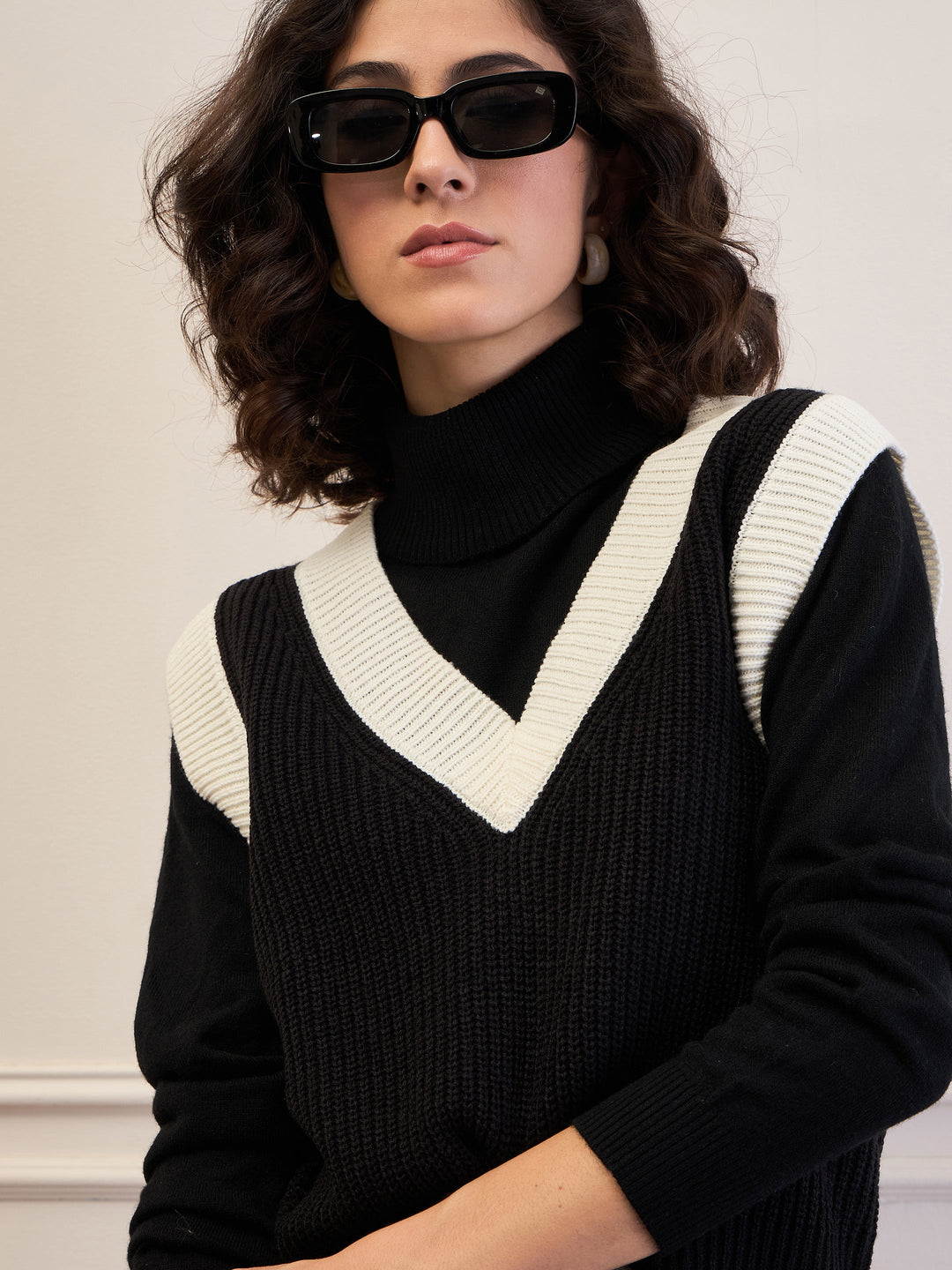 Women Black &amp; White Solid V-Neck Sweater Vest