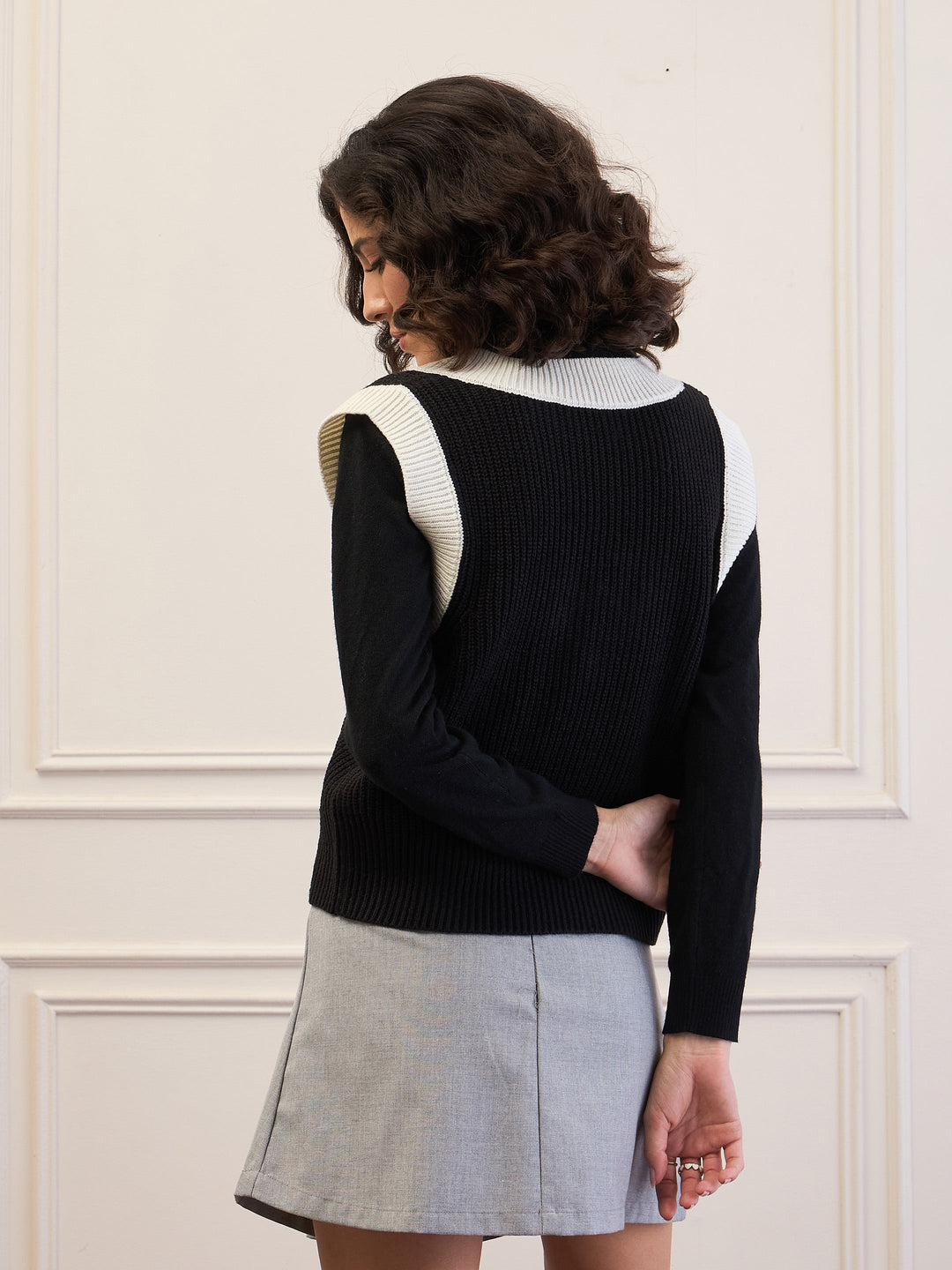 Women Black &amp; White Solid V-Neck Sweater Vest