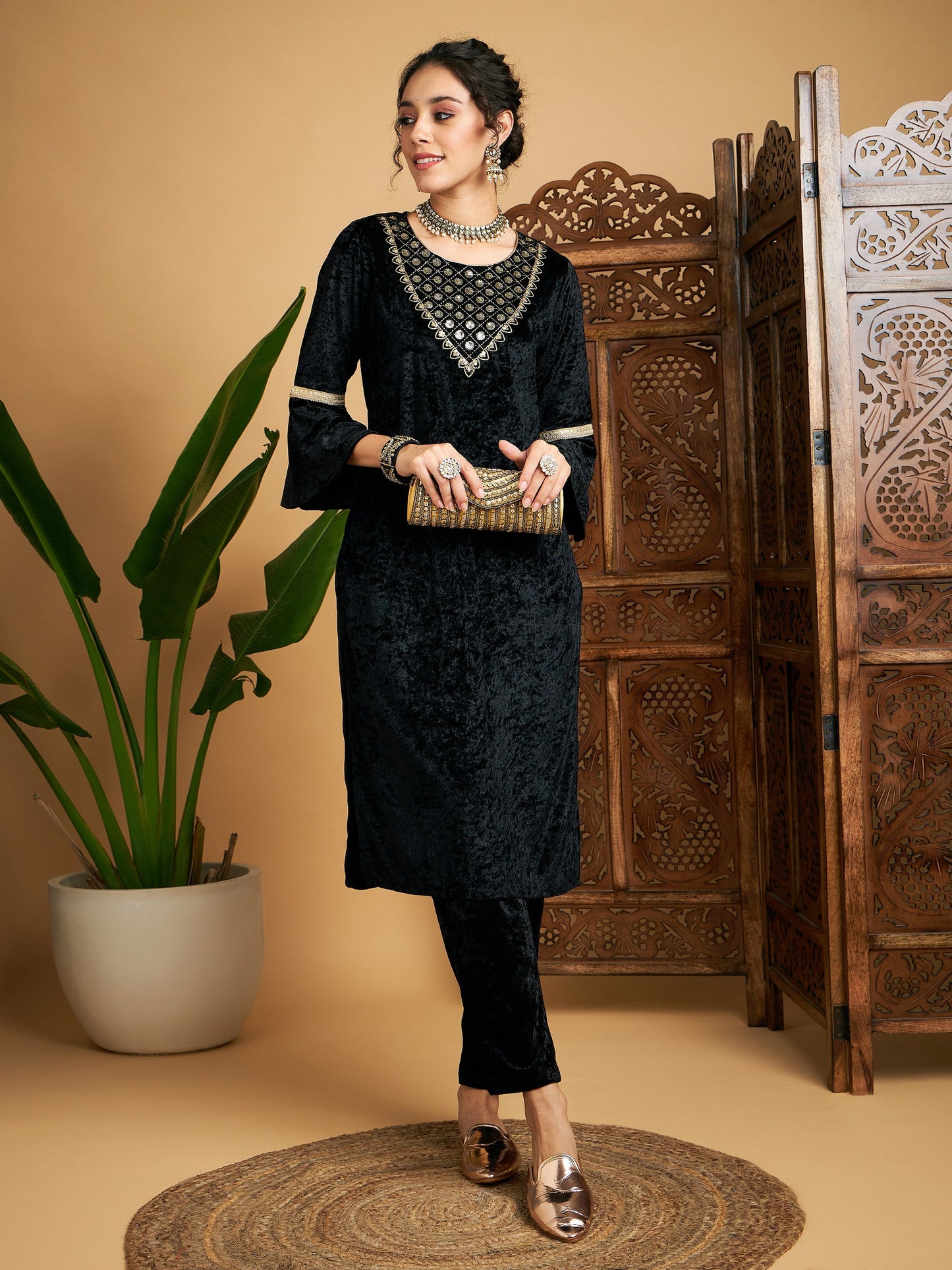 Black Velvet Zari Embroidered Kurta-Shae by SASSAFRAS