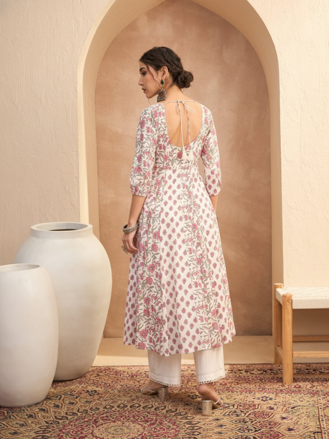 Women White Floral Sweetheart Neck Anarkali Kurta